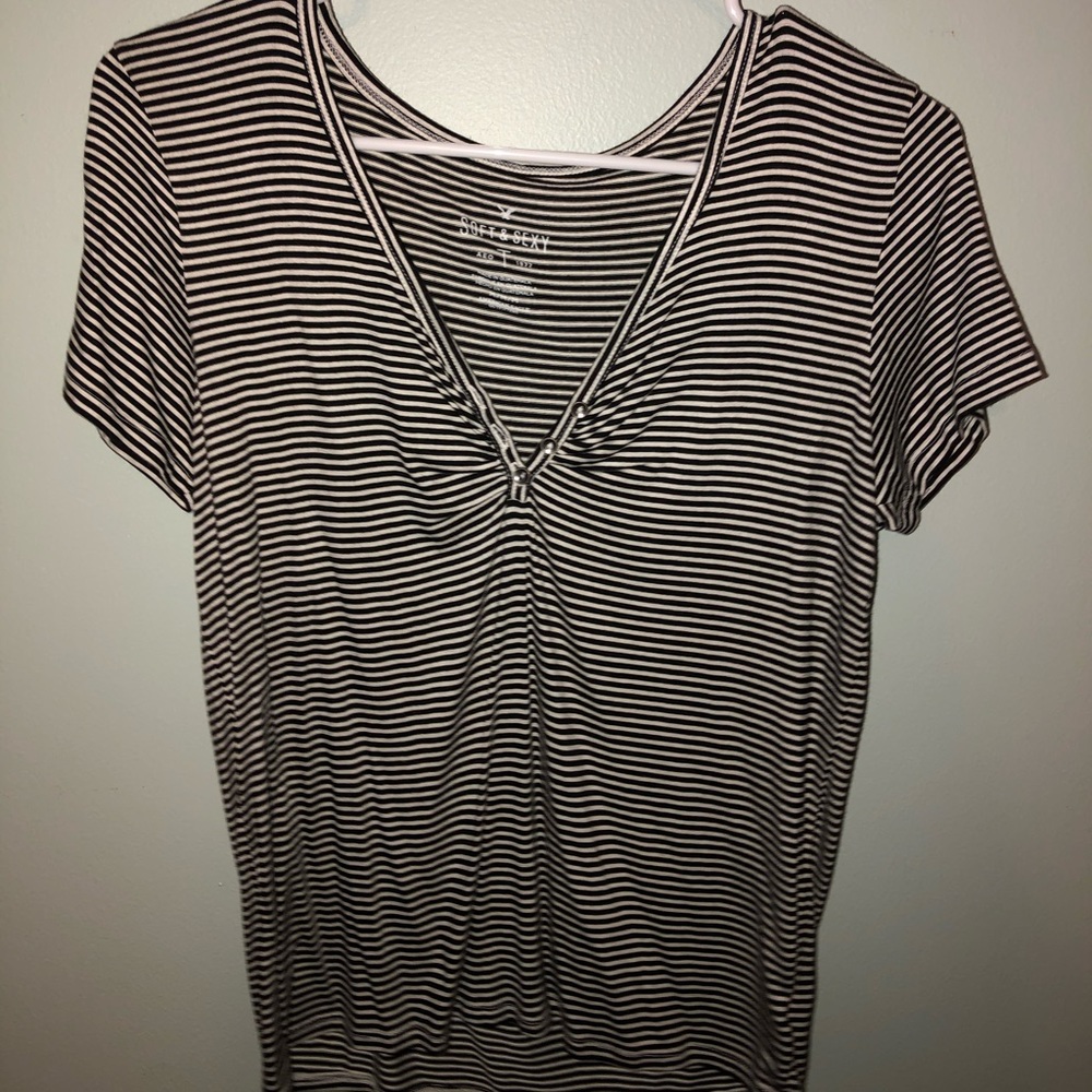 NEVER WORN. American eagle Tee